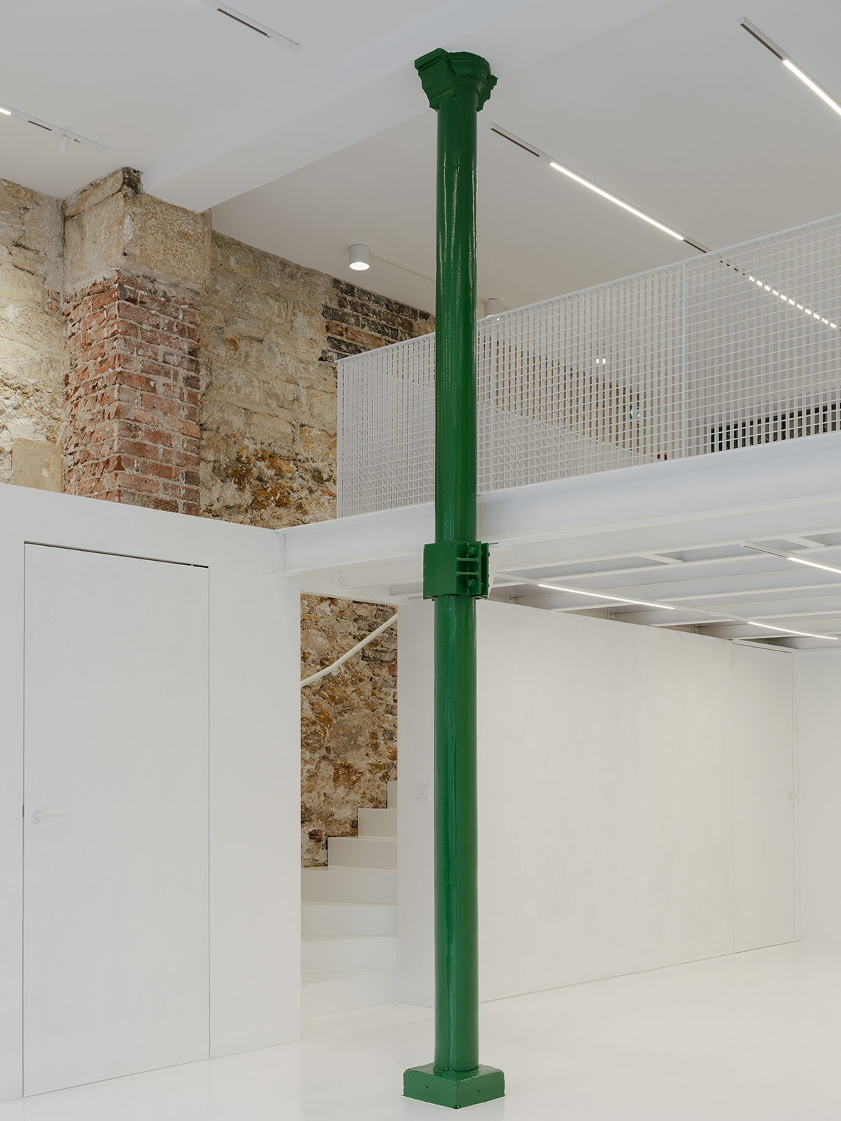 Colonne en fonte peinte en vert, mezzanine et cour couverte